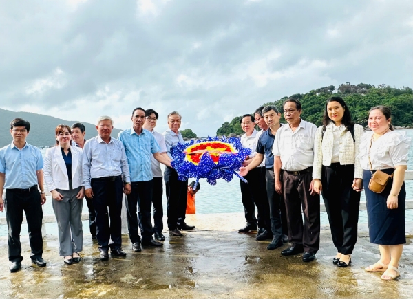 Hình ảnh cho bài viết Khối thi đua các cơ quan Đảng tỉnh tổ chức hoạt động dâng hương tại Khu di tích lịch sử quốc gia Vũng Rô	